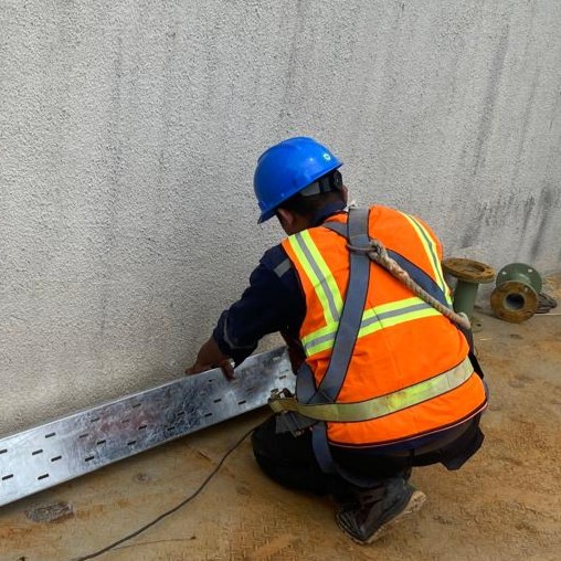 Instalasi kabel tray di gedung industri untuk sistem listrik rapi